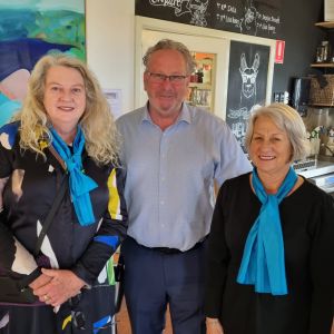 queenscliffe literary festival 2022  13_120557 Committee members with Mayor Ross Ebbels